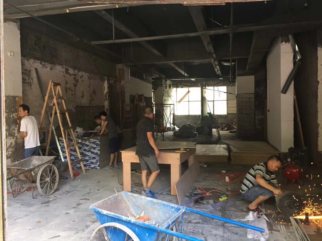 防水是家庭装修中非常重要的一个环节，同其它隐蔽工程一样，装修时易被业主忽视。一般情况下，楼房中的卫生间、浴室和厨房的地面